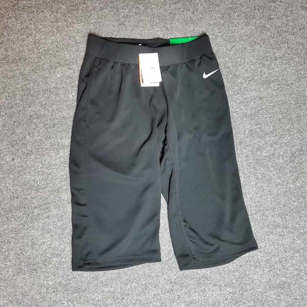 NWT Nike Performance Dri Fit Black Athleisure Capri Med (Meas 28x16.5) Pants A20